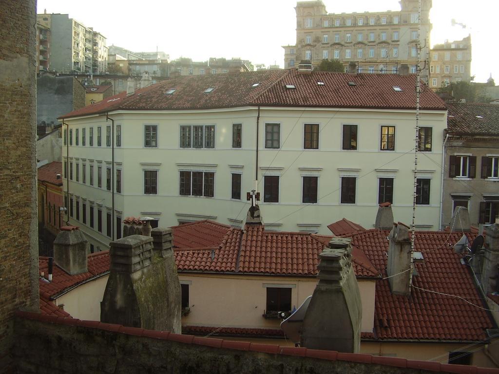 B&B Gens Julia Trieste Bagian luar foto