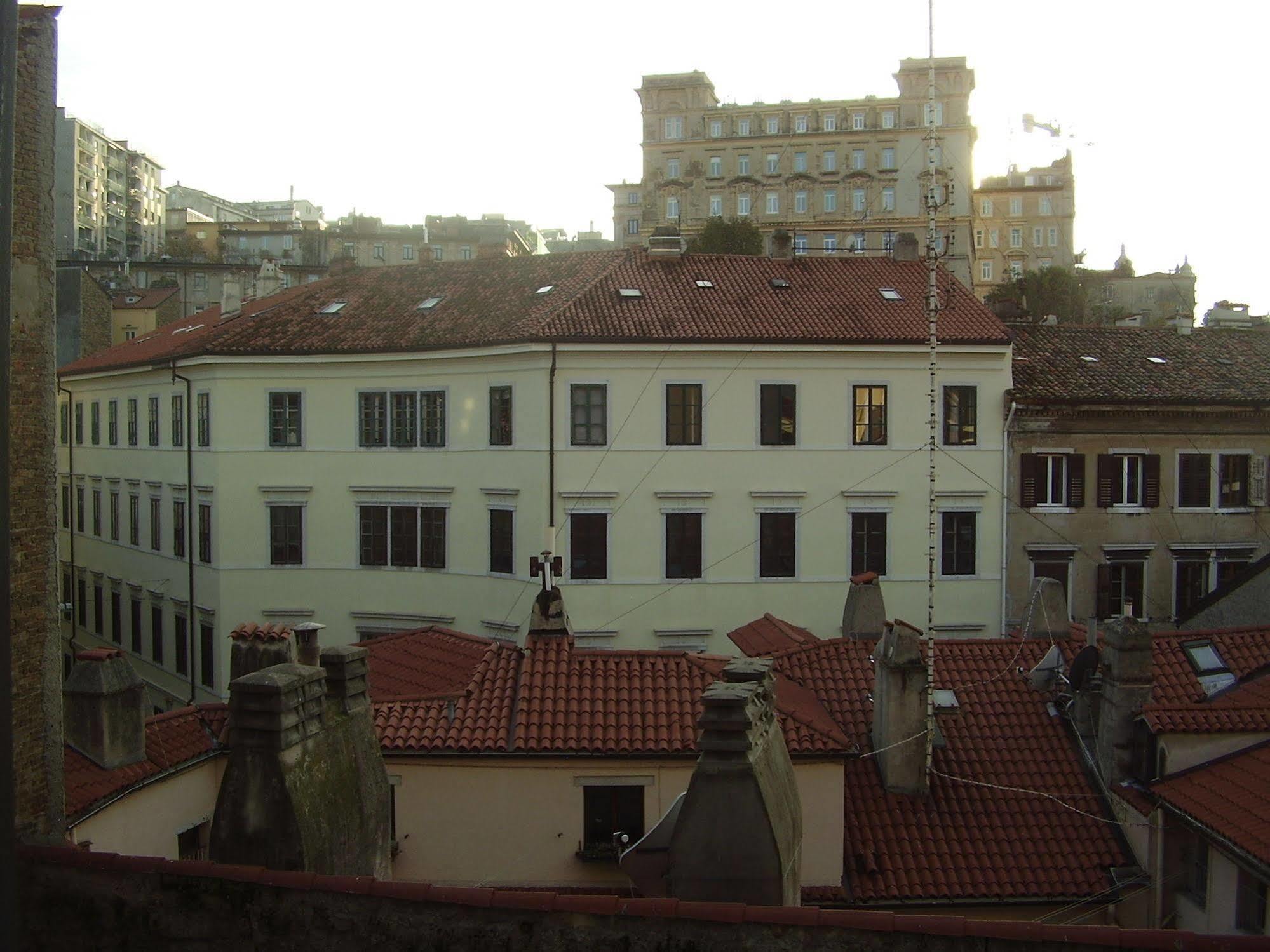 B&B Gens Julia Trieste Bagian luar foto